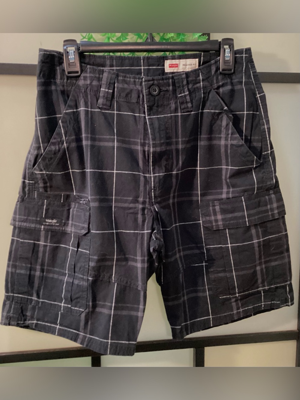 Wrangler relaxed fit cargo short pants 6 pockets. Size 30